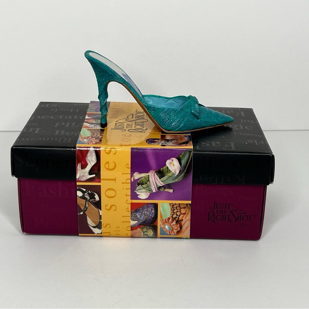 Just the Right Shoe Silken Wrap NIB with COA